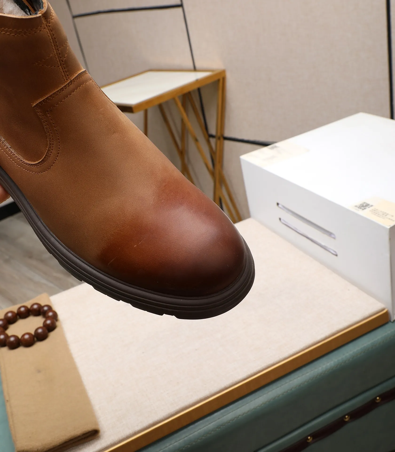 Men's men's shoes💰640 UGG (100% genuine wool lining, 10% off for fake ones) Please pay attention to the quality of the original order and compare the thickness of the wool🏮🏮Hot-selling UGG from Australia's warm luxury brand men's shoes, the official website is synchronized, Beckham men's style..., made of imported top-layer waxed cowhide, waxed toe cap, Australian real wool velvet lining Carefully sewn...Imported rubber Martin boots outsole (comfortable, soft and wear-resistant). I really like the quality..Exquisite workmanship. You can't put it down at first sight. Size 39-44